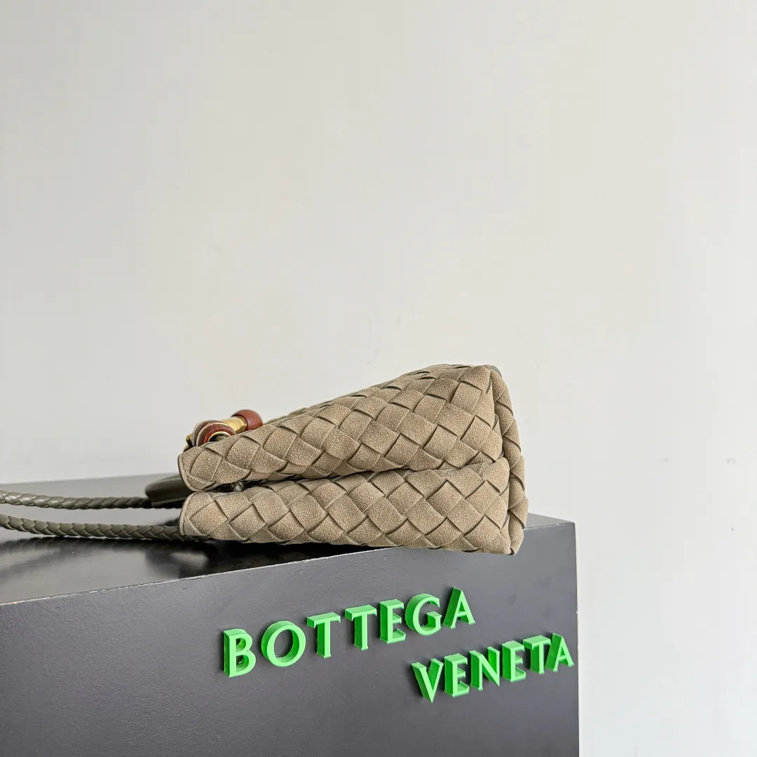 The new Andiamo batch of 3060 BV is shipped‼ ️The classic intercciato weaving process is used to create a soft bag, the metal knot is made of micro-cast aluminum using jewelry technology🪢, and the decorative beads are made of metal and hand-polished oak, allowing you to jump repeatedly between elegance and fun💃, making it unpredictable. Classic and versatile, it shows off your temperament, and the bag has a large capacity, making it very convenient for daily commuting! It has a variety of carrying methods, the shoulder straps can be adjusted by yourself, the original lambskin feels soft and delicate, and the unisex style breaks gender boundaries and brings a more practical and long-lasting use experience. The Andiamo, which has both elegant and casual styles, perfectly interprets the "fashionable old money style". Style number: 743568+wood hardware Color: suede cypress green Size: 25*22*10.5cm